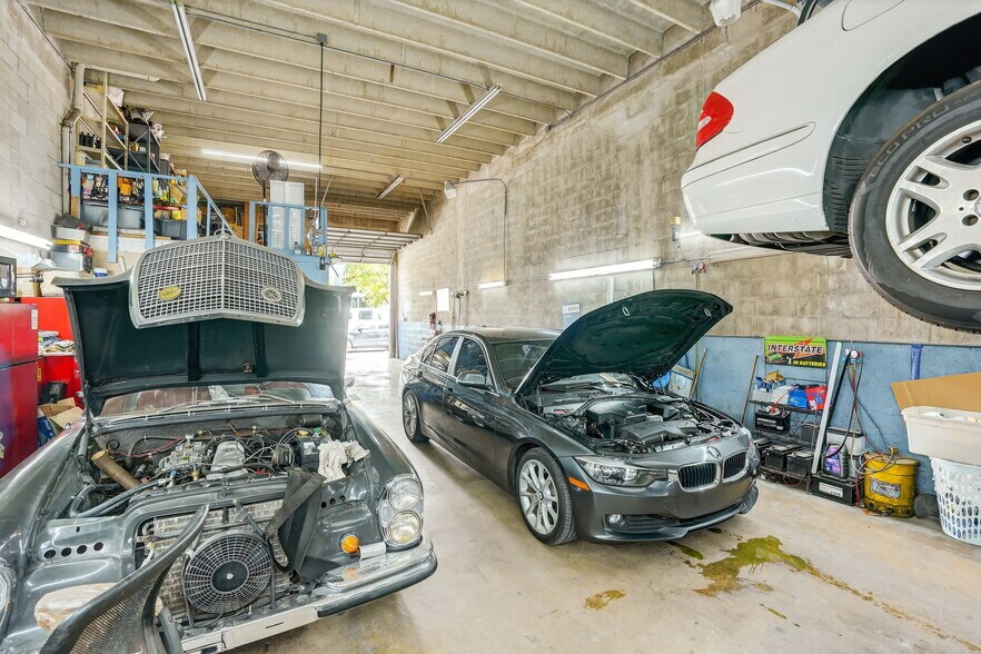 More Photos Of 3838 Shipping Ave, Miami Auto Repair For Sale