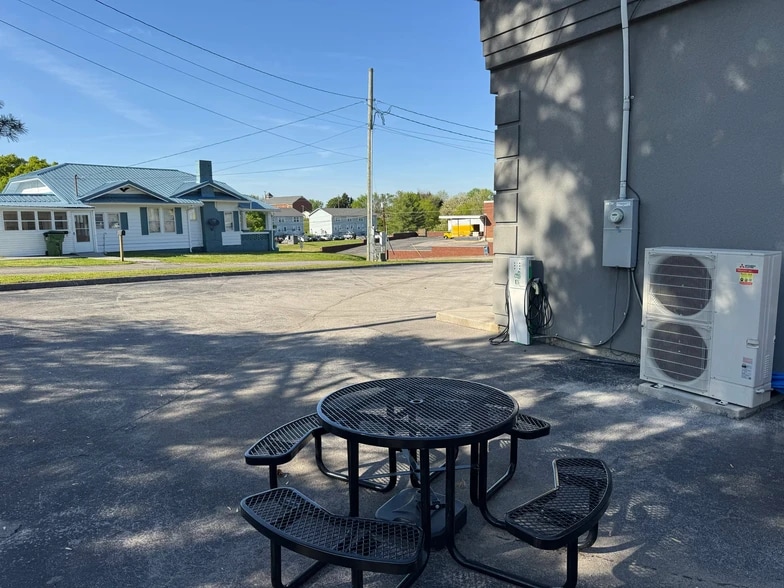 More Photos Of 1819 E Broadway Ave, Maryville Bank For Sale
