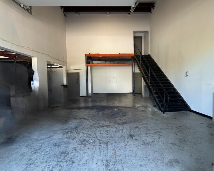 More Photos Of 4603 N Stahl Park, San Antonio Light Distribution For Lease