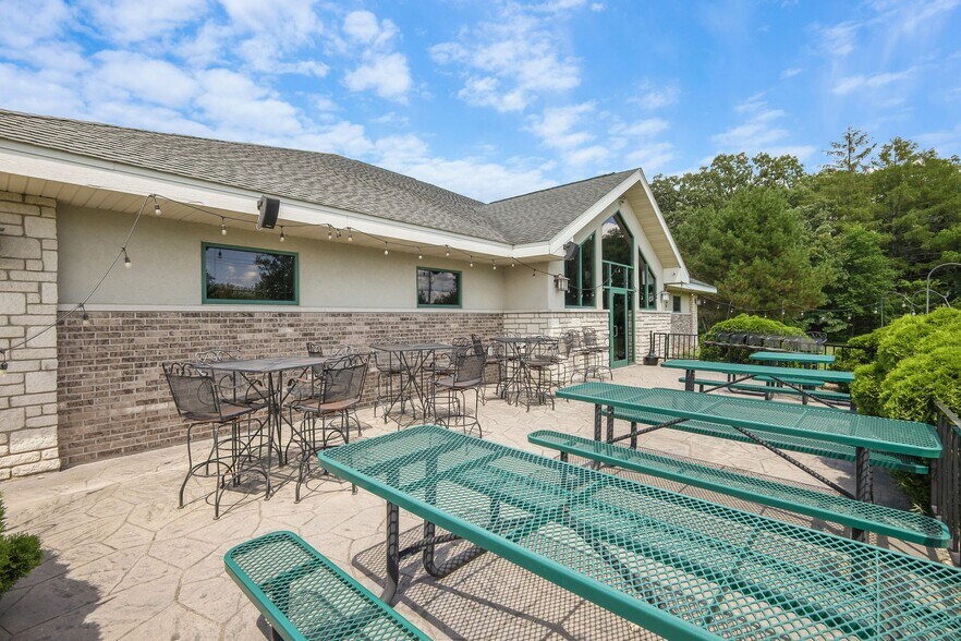 More Photos Of 830 Oregon Center Dr, Oregon Restaurant For Sale