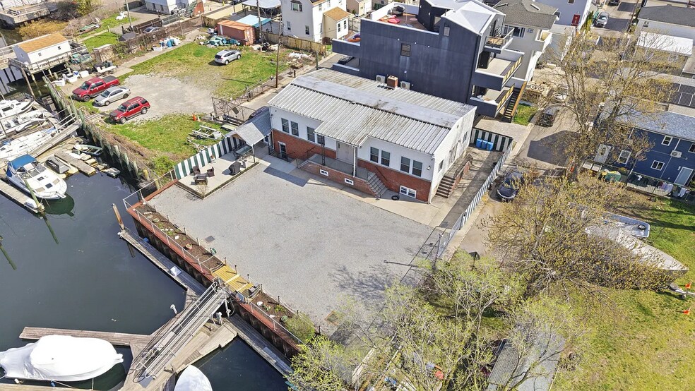 More Photos Of 1 Merit Ct, Brooklyn Marina For Sale