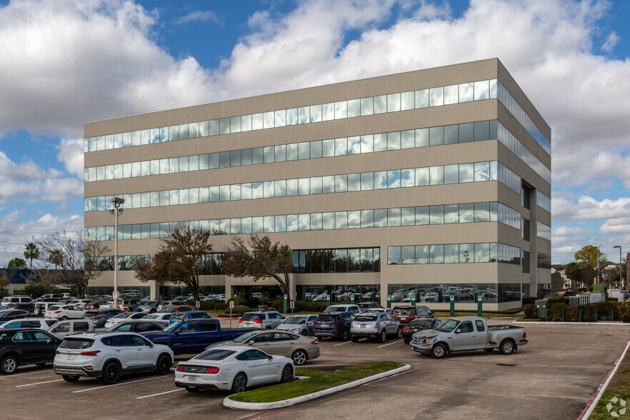 More Photos Of 711 W Bay Area Blvd, Webster Office For Lease