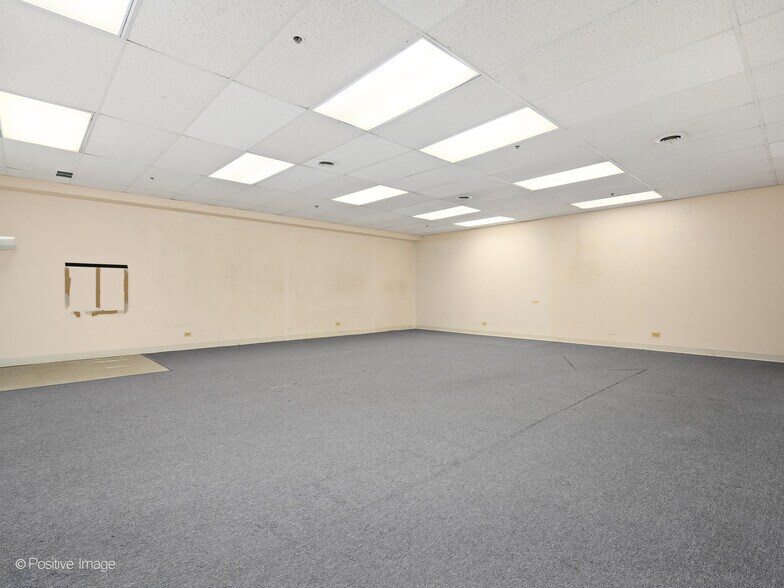 More Photos Of 1300-1308 Waukegan Rd, Glenview Loft Creative Space For Lease