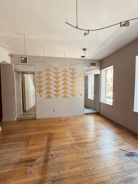 More Photos Of 209 S Craig St, Pittsburgh General Retail For Lease