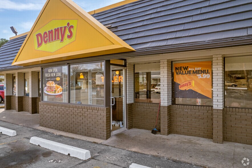 More Photos Of 3422 W Gentry Pkwy, Tyler Restaurant For Lease
