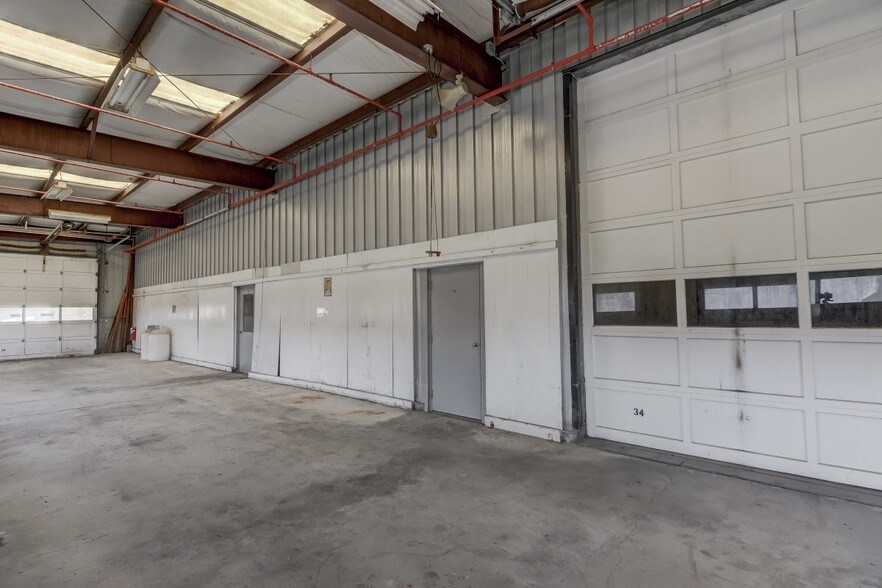More Photos Of 2064 N Woodford St, Decatur Warehouse For Lease