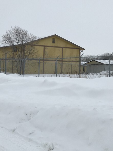 Primary Photo Of 511 Robinson Ave, Selkirk Light Manufacturing For Lease