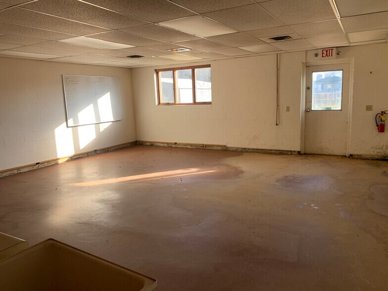 More Photos Of 1321 US Hwy 41 N, Calhoun Office For Lease
