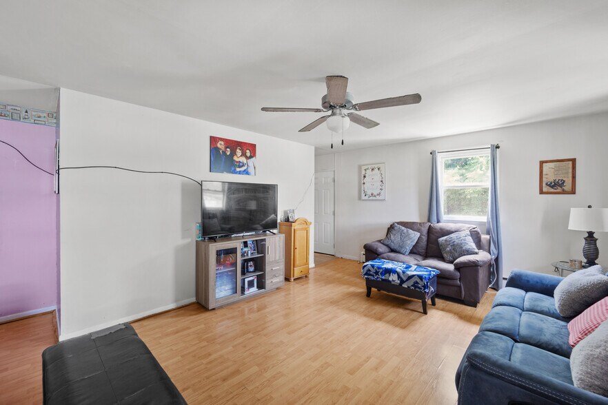 More Photos Of 2516-2518 N Dupont Pky, Middletown Freestanding For Sale