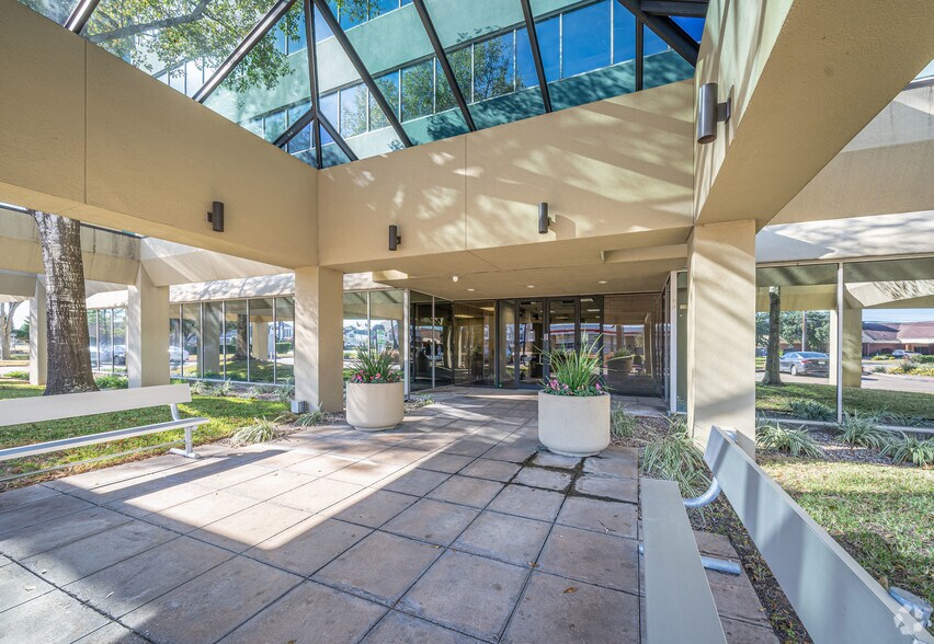 More Photos Of 2000 S Dairy Ashford Rd, Houston Office For Lease