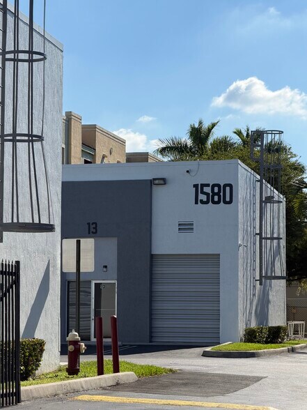 More Photos Of 1570 W 38th Pl, Hialeah Flex For Lease