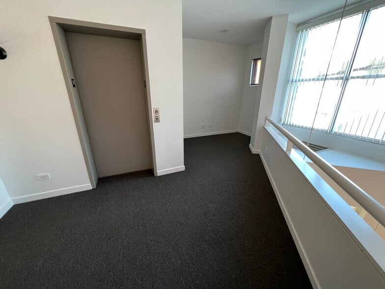 More Photos Of 740 N Ogden Ave, Chicago Office Residential For Lease