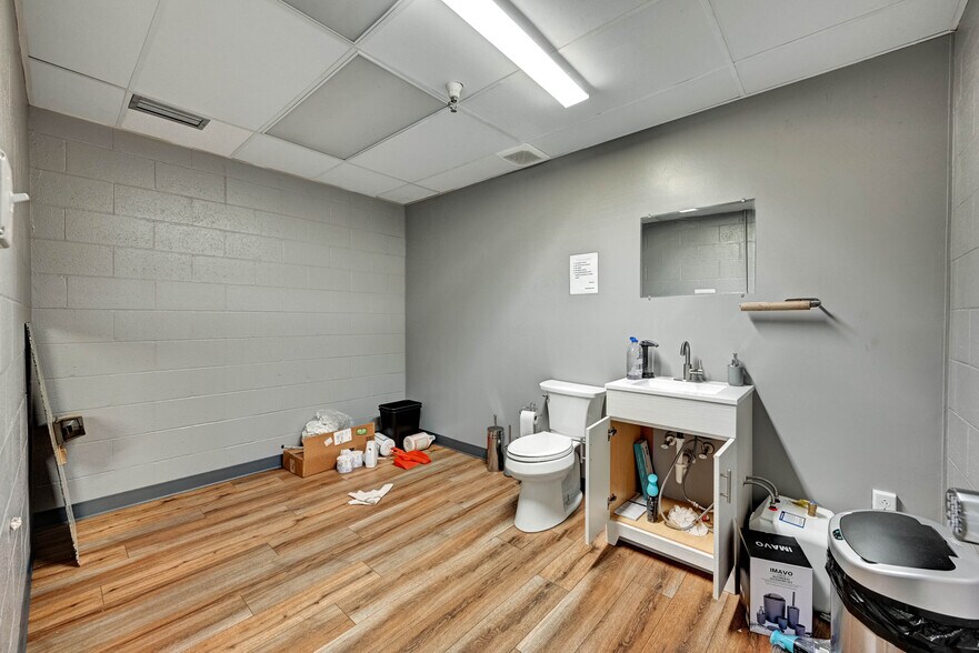More Photos Of 100 Chamber Plz, Charleroi Supermarket For Lease