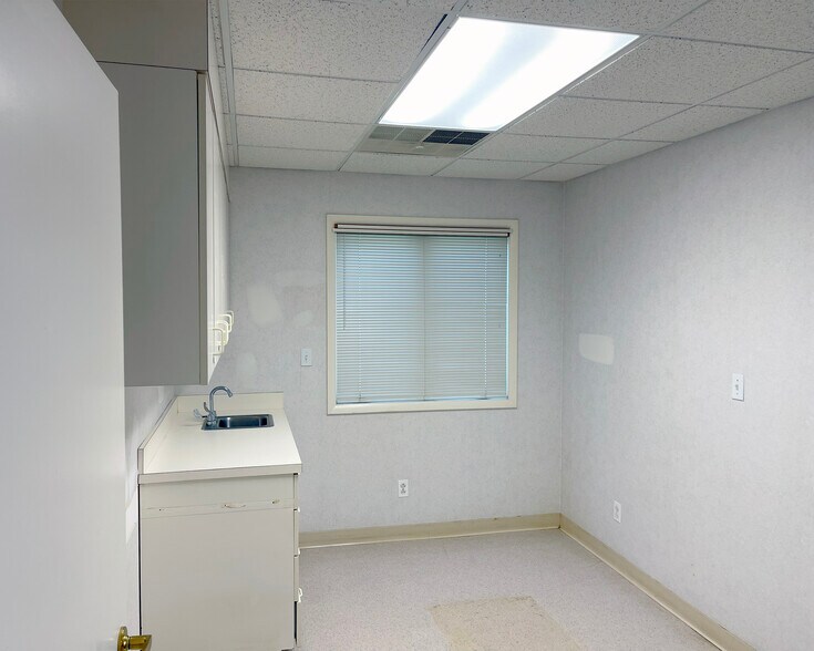 More Photos Of 800 Coventry Dr, Phillipsburg Office For Sale