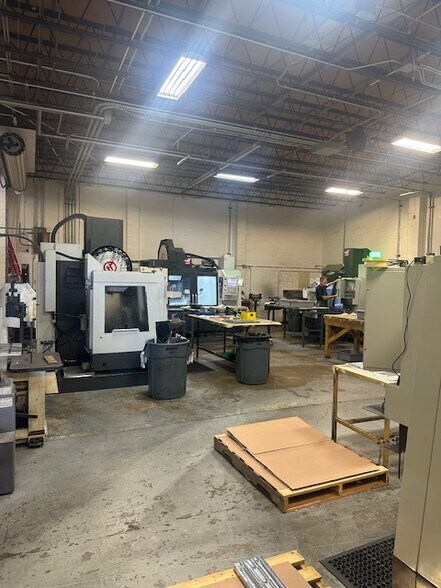 More Photos Of 13003 N 60th St, Clearwater Warehouse For Lease