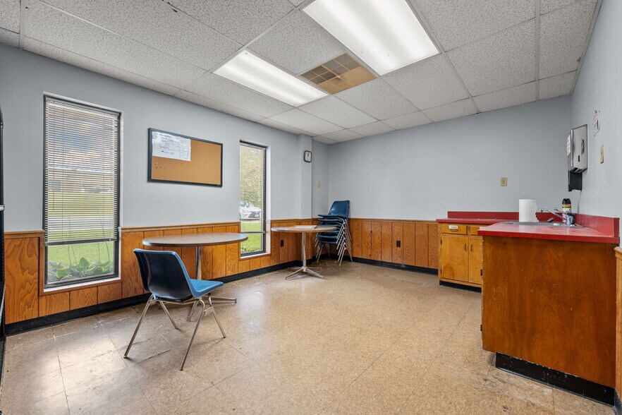 More Photos Of 2245 A Air Park Dr, Burlington Warehouse For Lease