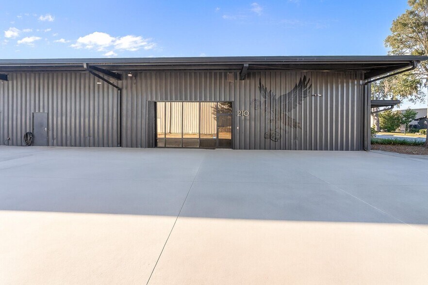 More Photos Of 210 E Palmetto Ave, Longwood Warehouse For Lease
