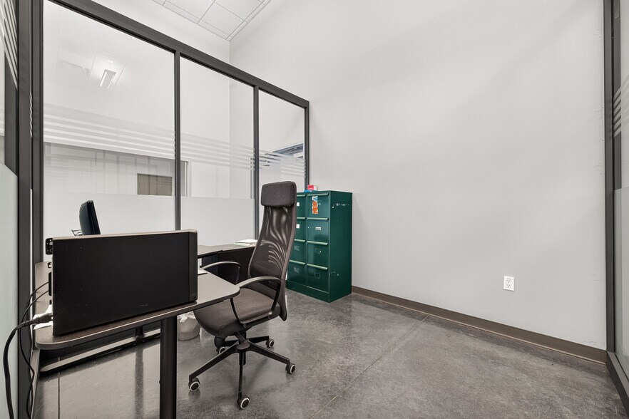 More Photos Of 15135 Bellaire Blvd, Houston Warehouse For Lease