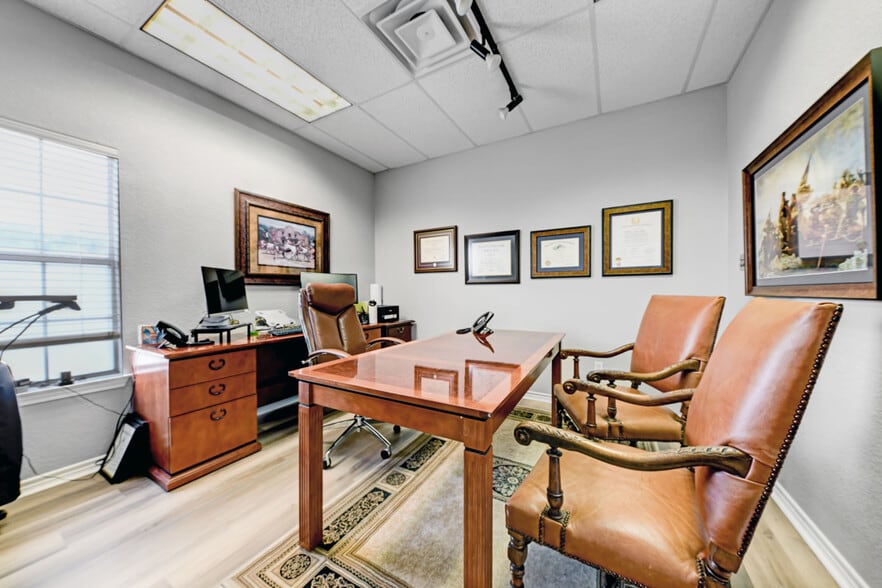 More Photos Of 1492 S Seguin Ave, New Braunfels Medical For Lease