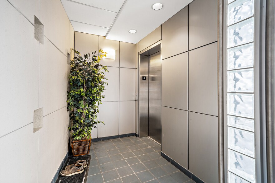 More Photos Of 5275-5285 Ch Queen-Mary, Montréal Office For Sale