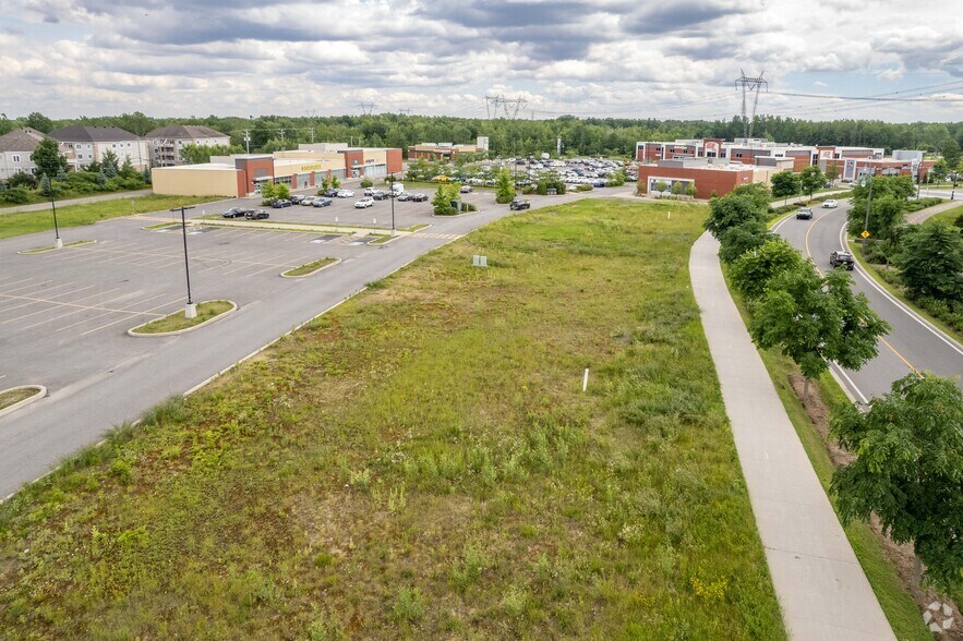More Photos Of 2785 Boul De La Pinière, Terrebonne Unknown For Lease