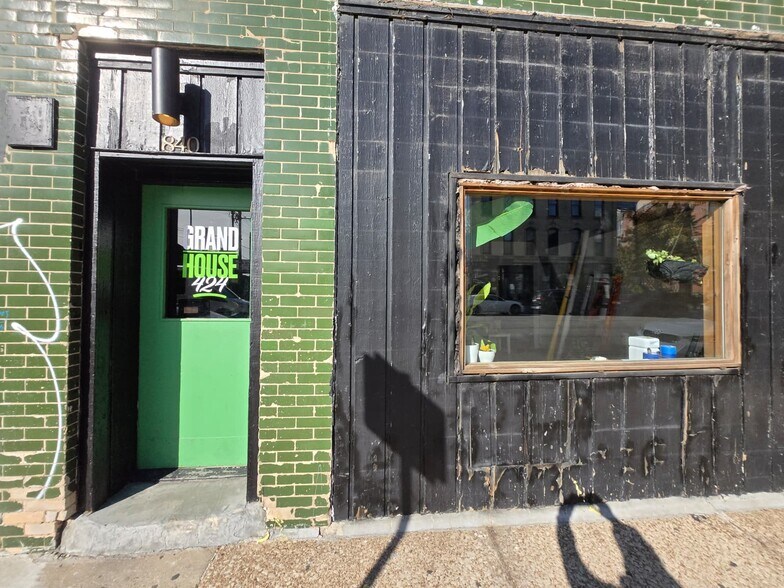 More Photos Of 838-840 W Grand Ave, Chicago Storefront Retail Residential For Lease