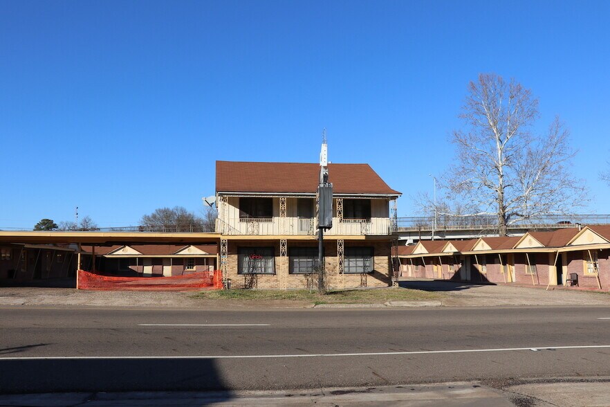 More Photos Of 1220 W 7th St, Texarkana Hotel For Sale