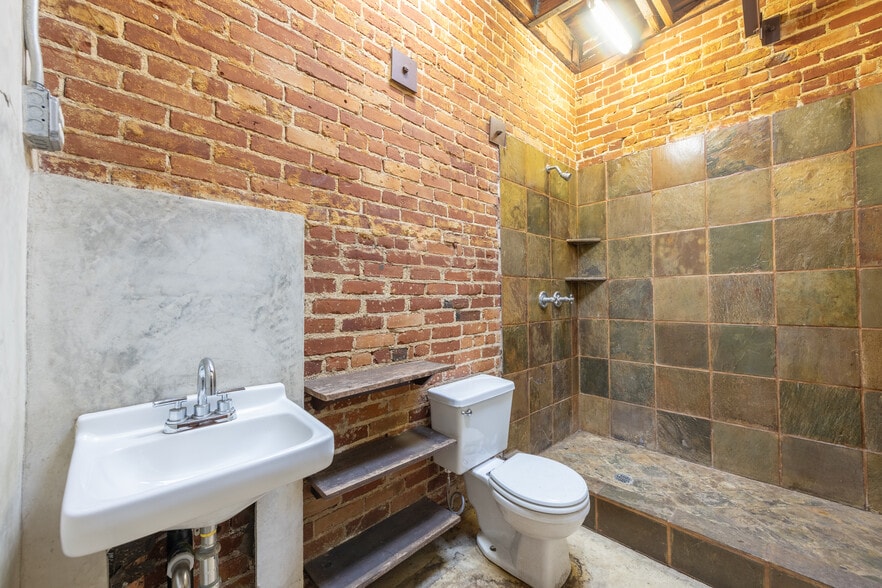 More Photos Of 5000 W Adams Blvd, Los Angeles Showroom For Lease