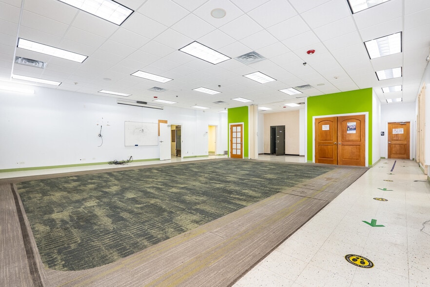 More Photos Of 7541 N Western Ave, Chicago Office For Sale