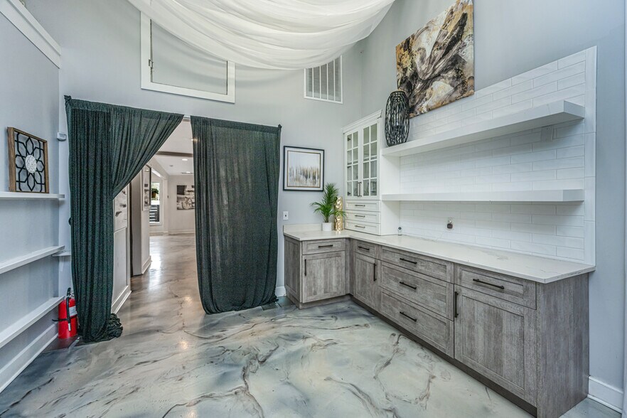 More Photos Of 622 Old Trolley Rd, Summerville Storefront For Sale