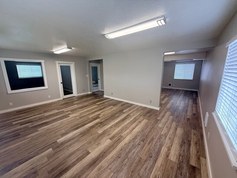 More Photos Of 490 N Pine St, Canby Service For Lease