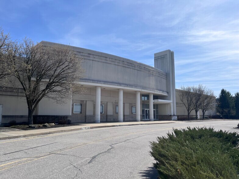More Photos Of 1000 Robinson Center Dr, Pittsburgh Department Store For Lease