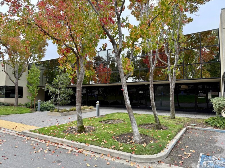 More Photos Of 47913-47963 Warm Springs Blvd, Fremont Light Manufacturing For Lease