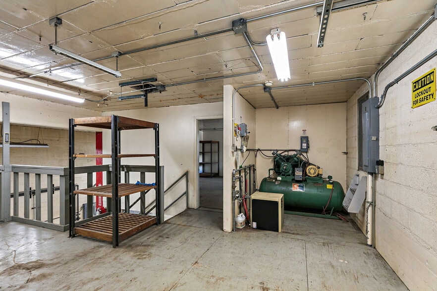 More Photos Of 303 Elgin Ave, Elgin Industrial For Sale