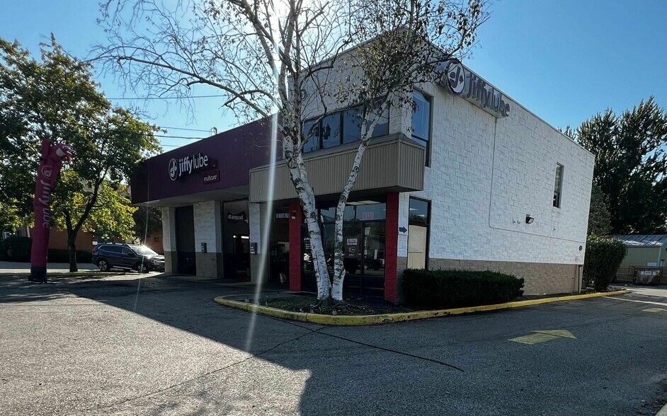 More Photos Of 8395 Beechmont Ave, Cincinnati Auto Repair For Sale