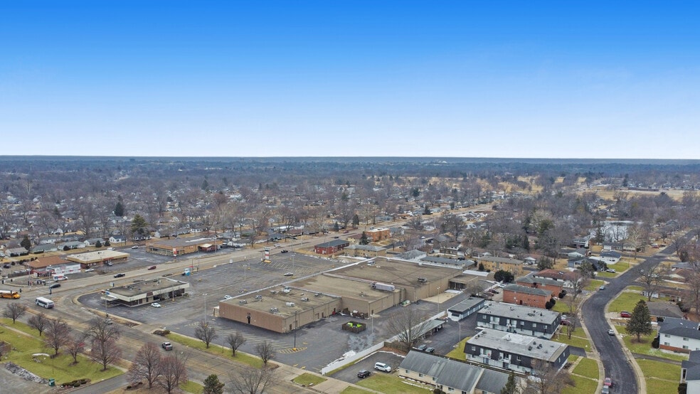 More Photos Of 3013-3033 N Sterling Ave, Peoria General Retail For Lease