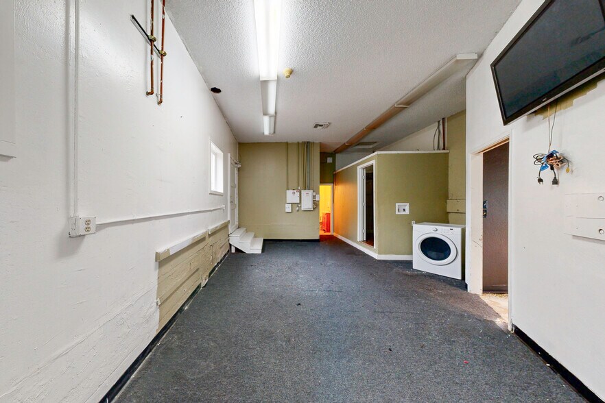 More Photos Of 375-377 MacArthur Blvd, San Leandro Freestanding For Lease