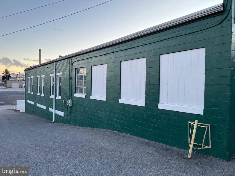 More Photos Of 1880 W Market St, York Storefront Retail Office For Sale