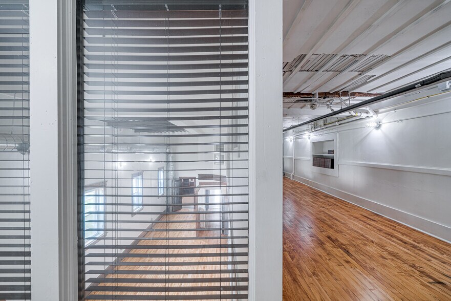 More Photos Of 339 Madison Ave, Memphis Storefront Retail Office For Sale