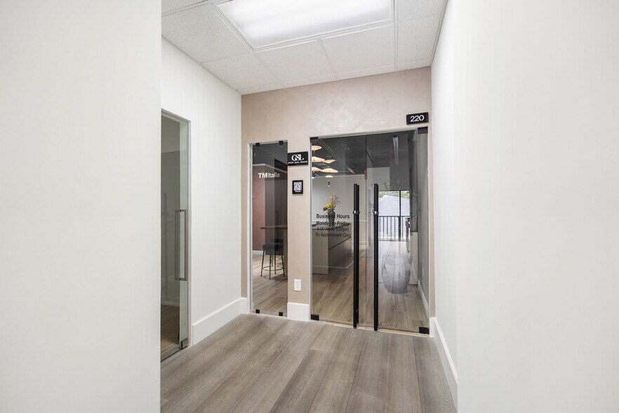 More Photos Of 800 Harbour Dr, Naples Office For Lease