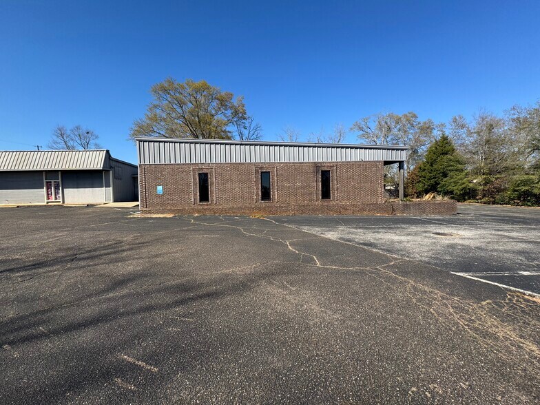 More Photos Of 990 N Daleville Ave, Daleville Warehouse For Sale