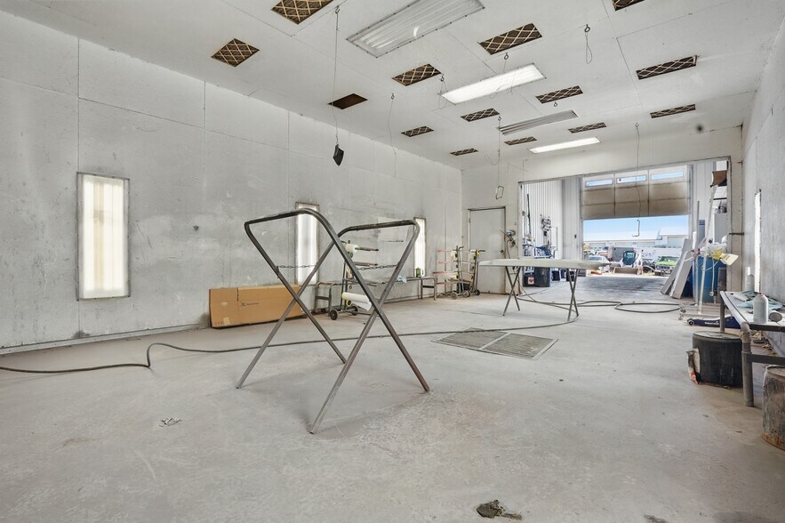 More Photos Of 2100 W Main St, Newcastle Flex For Sale