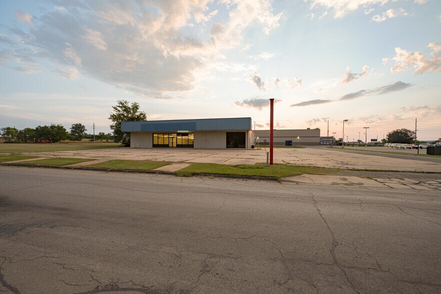 Primary Photo Of 901 Lewark St, Coffeyville Freestanding For Sale