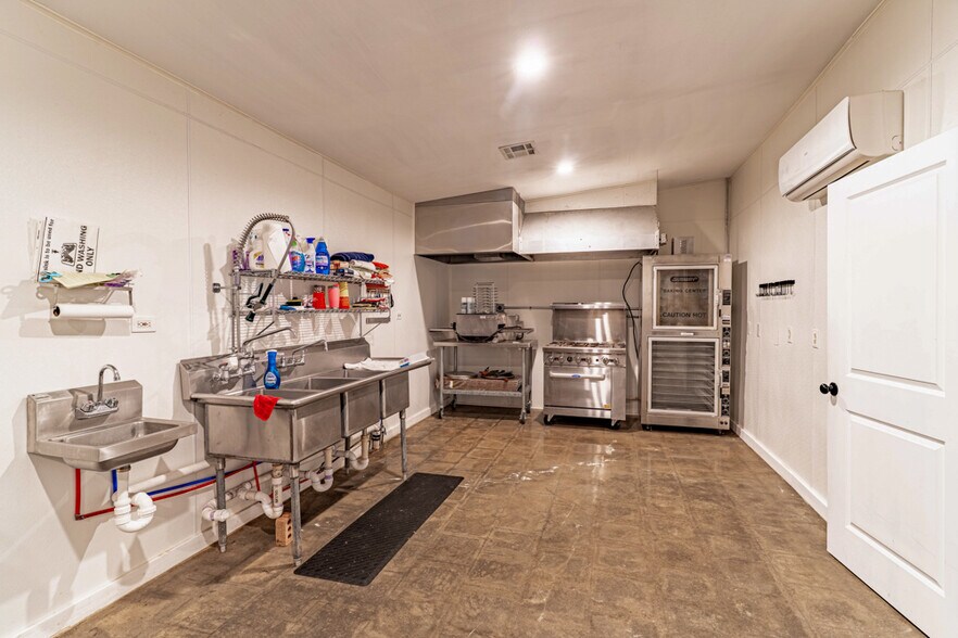 More Photos Of 23350 W HWY 16 Hwy, Bristow Freestanding For Sale