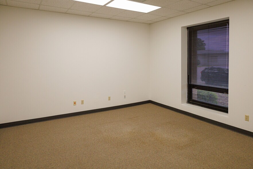 More Photos Of 301-305 S Pioneer Dr, Abilene Office For Lease
