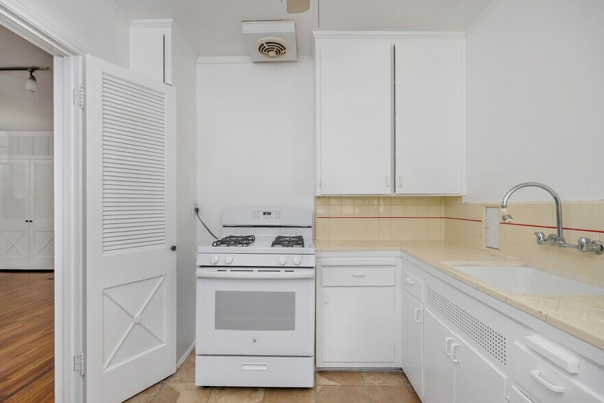 More Photos Of 10370 Ashton Ave, Los Angeles Apartments For Sale