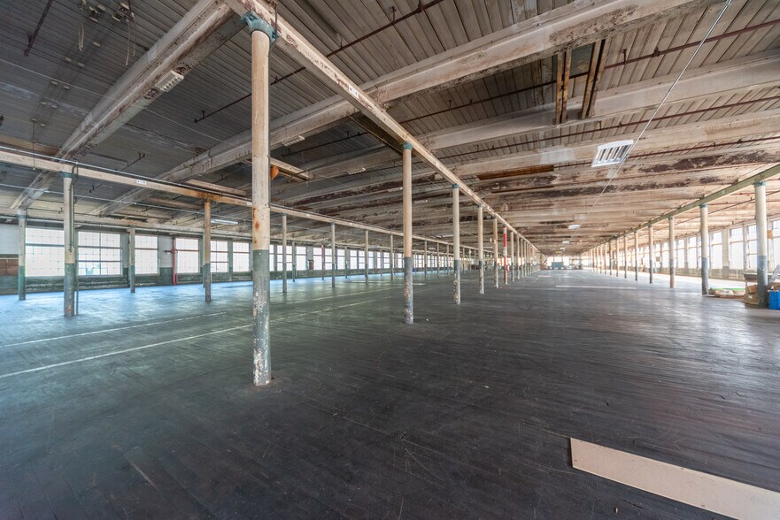 More Photos Of 75 Green St, Clinton Distribution For Lease