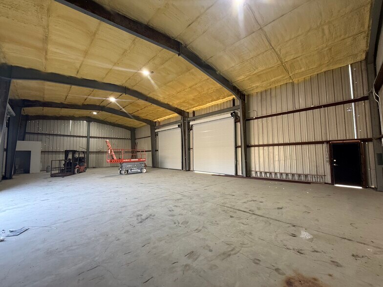 More Photos Of 1321 High Rd, Kyle Warehouse For Lease