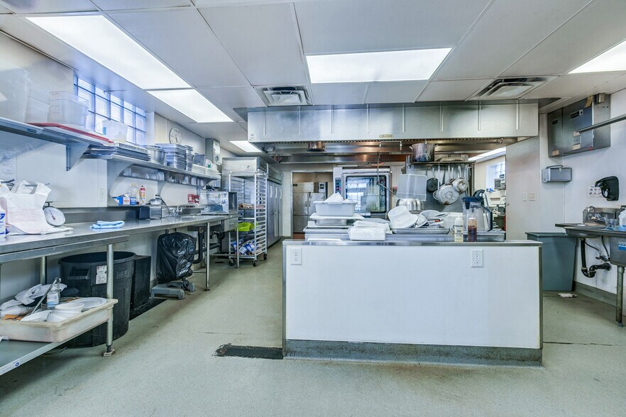 More Photos Of 328 5th Ave N, Bayport Restaurant For Sale