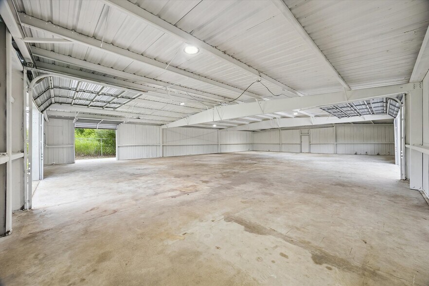 More Photos Of 610 New York St, Navasota Flex For Lease